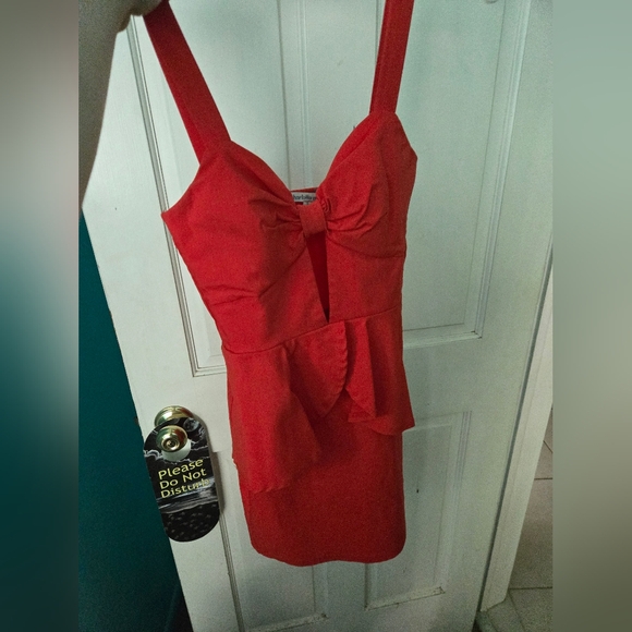 🐘 Charlotte Russe Red Peplum Mini Dress with middle keyhole cutout - Picture 7 of 10